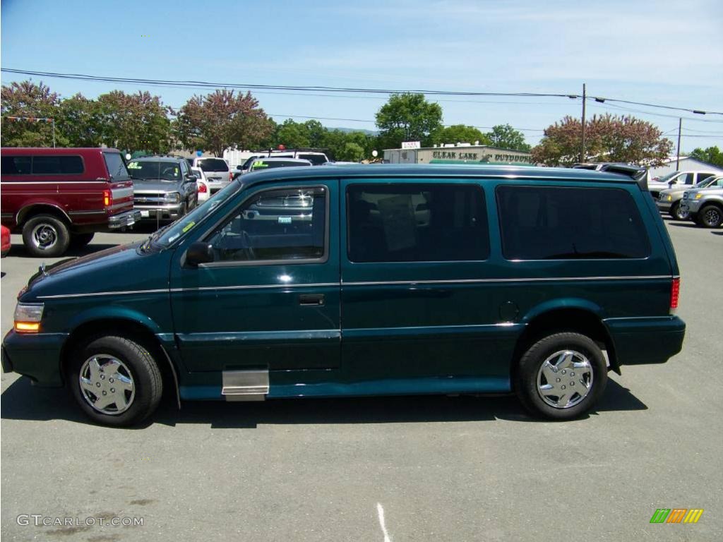 1995 Grand Voyager SE - Emerald Green Pearl / Gray photo #2