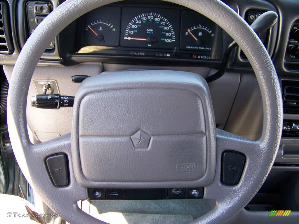 1995 Grand Voyager SE - Emerald Green Pearl / Gray photo #12