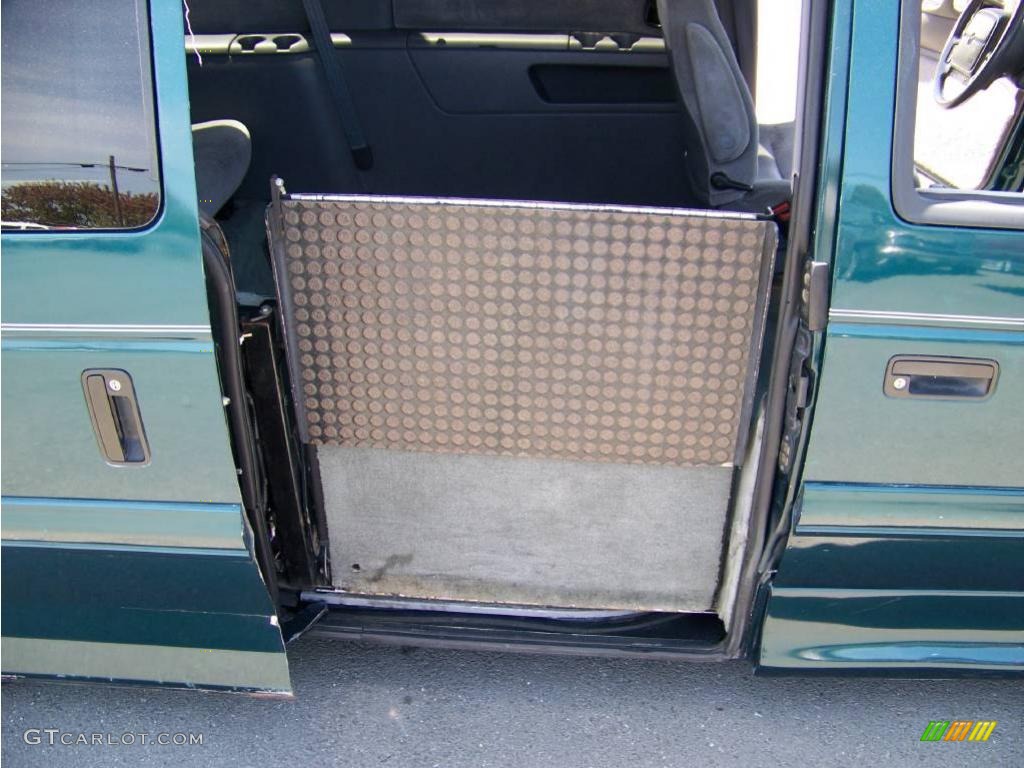 1995 Grand Voyager SE - Emerald Green Pearl / Gray photo #19