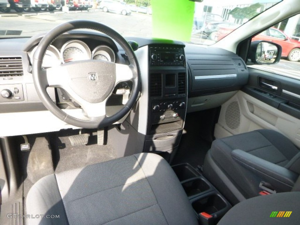 2008 Grand Caravan SXT - Light Sandstone Metallic / Dark Slate/Light Shale photo #13