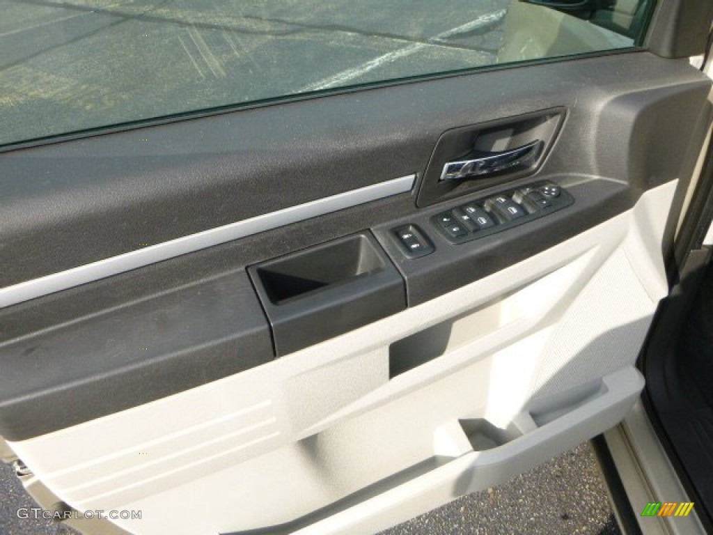 2008 Grand Caravan SXT - Light Sandstone Metallic / Dark Slate/Light Shale photo #14