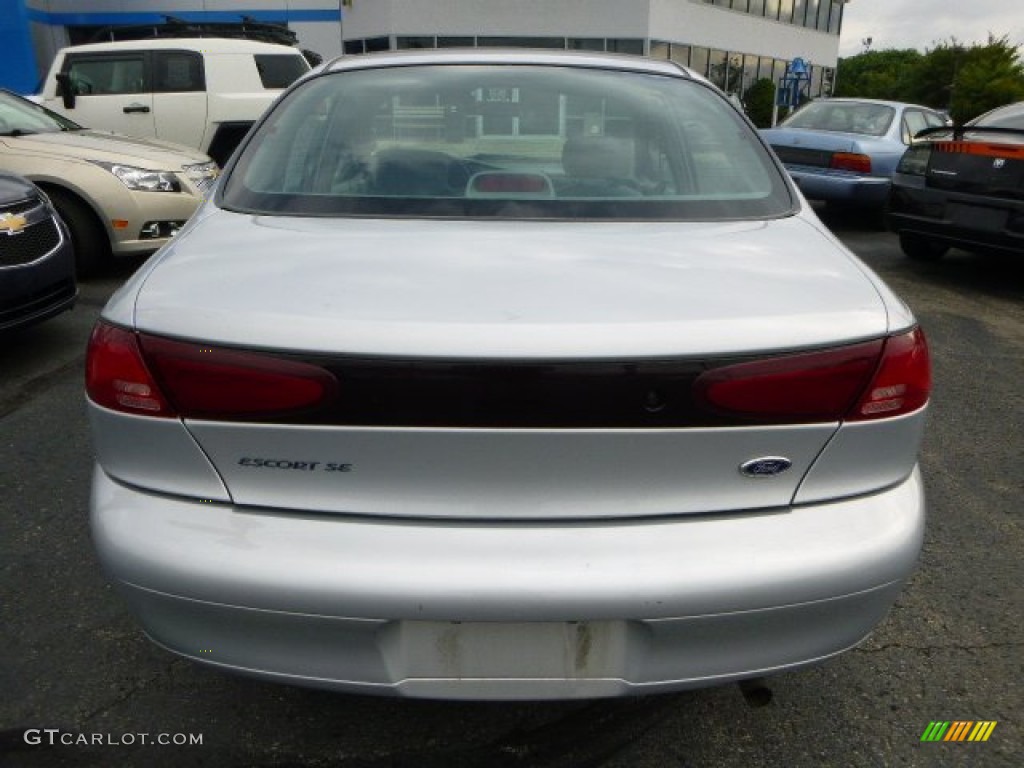 2001 Escort SE Sedan - Silver Frost Metallic / Medium Graphite photo #3