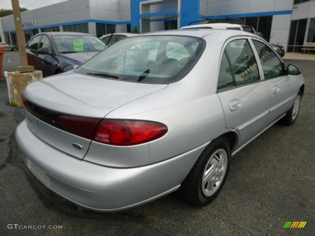 2001 Escort SE Sedan - Silver Frost Metallic / Medium Graphite photo #4