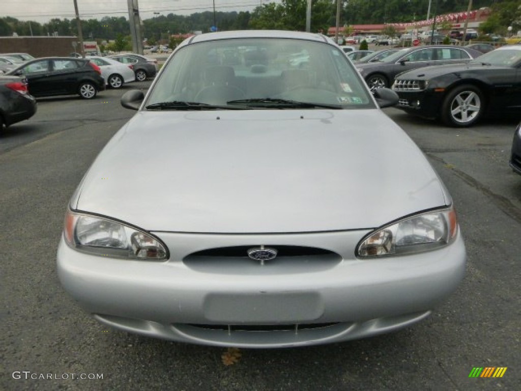 2001 Escort SE Sedan - Silver Frost Metallic / Medium Graphite photo #6