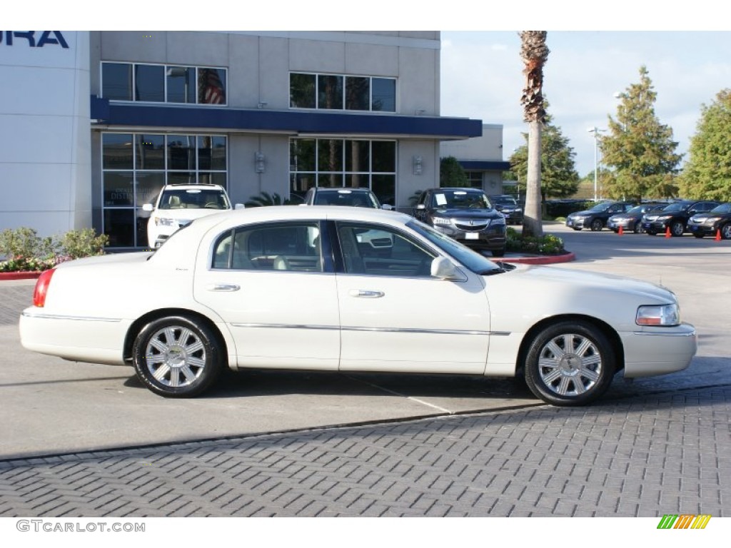 2004 Town Car Ultimate - Ceramic White Tri-Coat / Shale/Dove photo #3