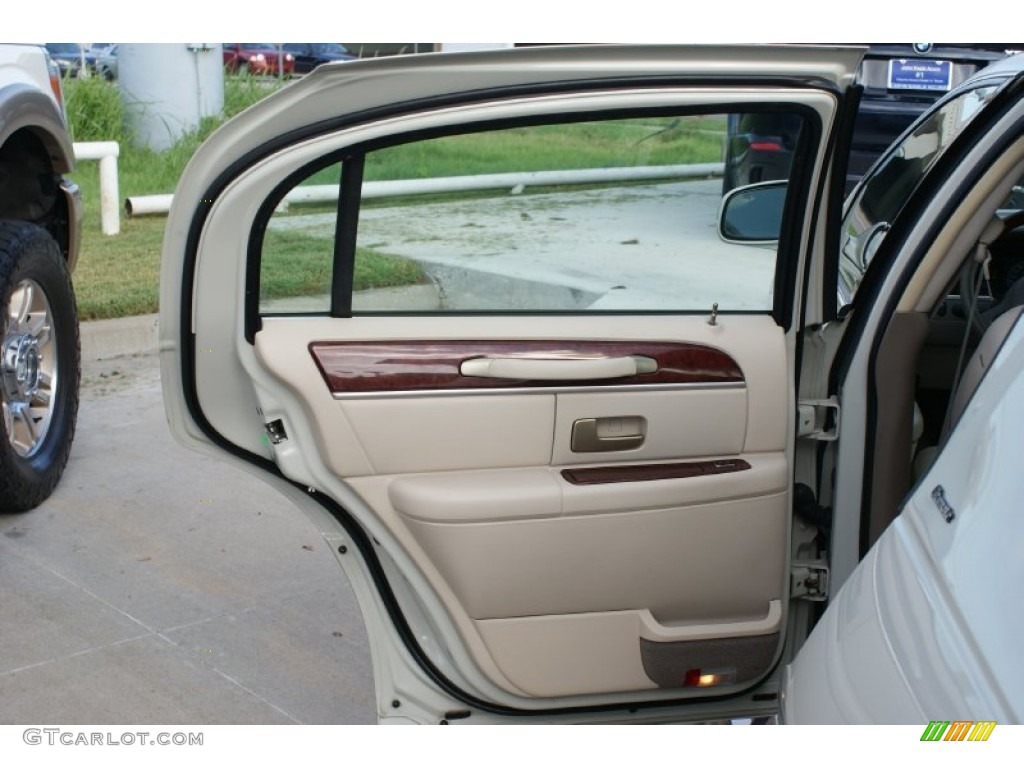 2004 Town Car Ultimate - Ceramic White Tri-Coat / Shale/Dove photo #13