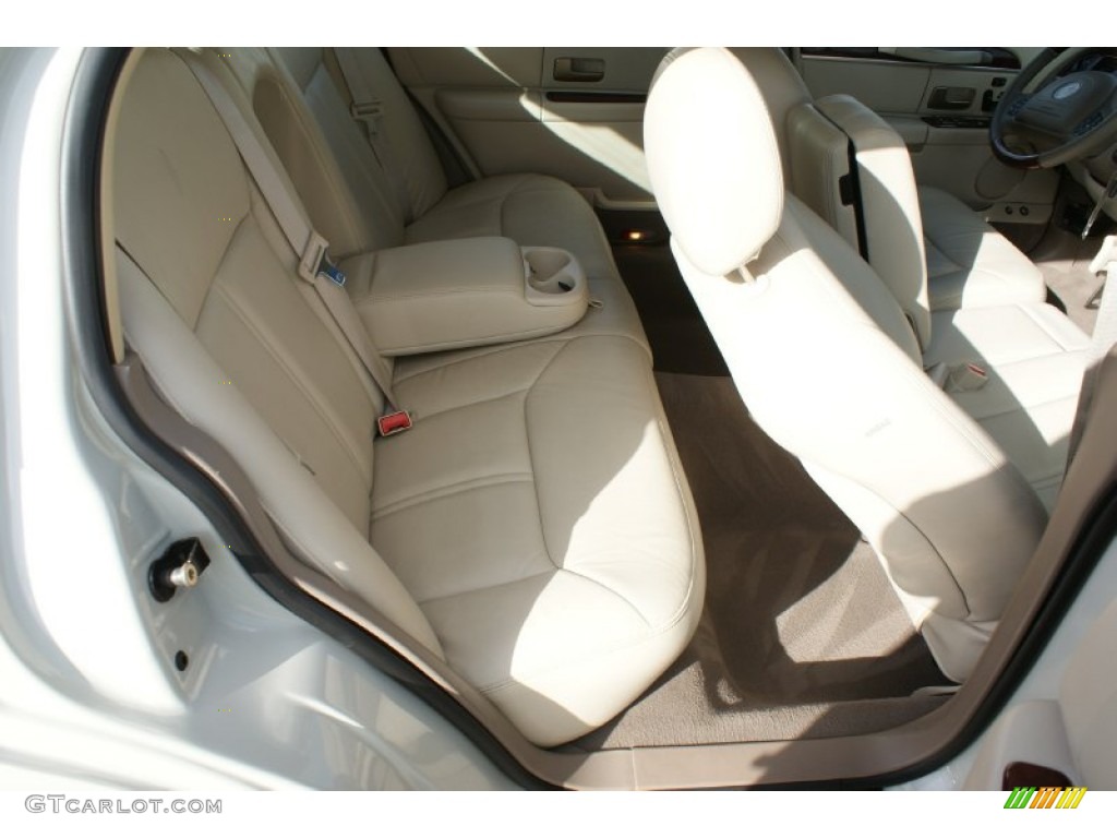 2004 Town Car Ultimate - Ceramic White Tri-Coat / Shale/Dove photo #17