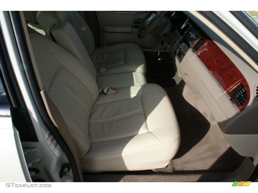 2004 Town Car Ultimate - Ceramic White Tri-Coat / Shale/Dove photo #20