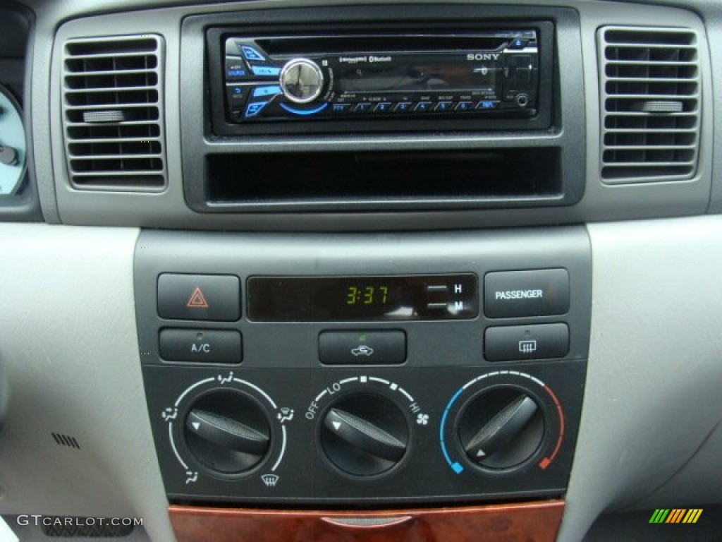 2004 Toyota Corolla LE Controls Photo #96919379