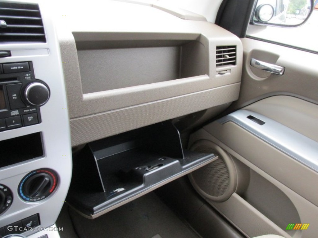 2008 Compass Sport 4x4 - Jeep Green Metallic / Pastel Pebble Beige photo #31