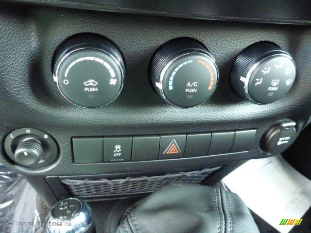 2015 Jeep Wrangler Unlimited Sport S 4x4 Controls Photo #96974016