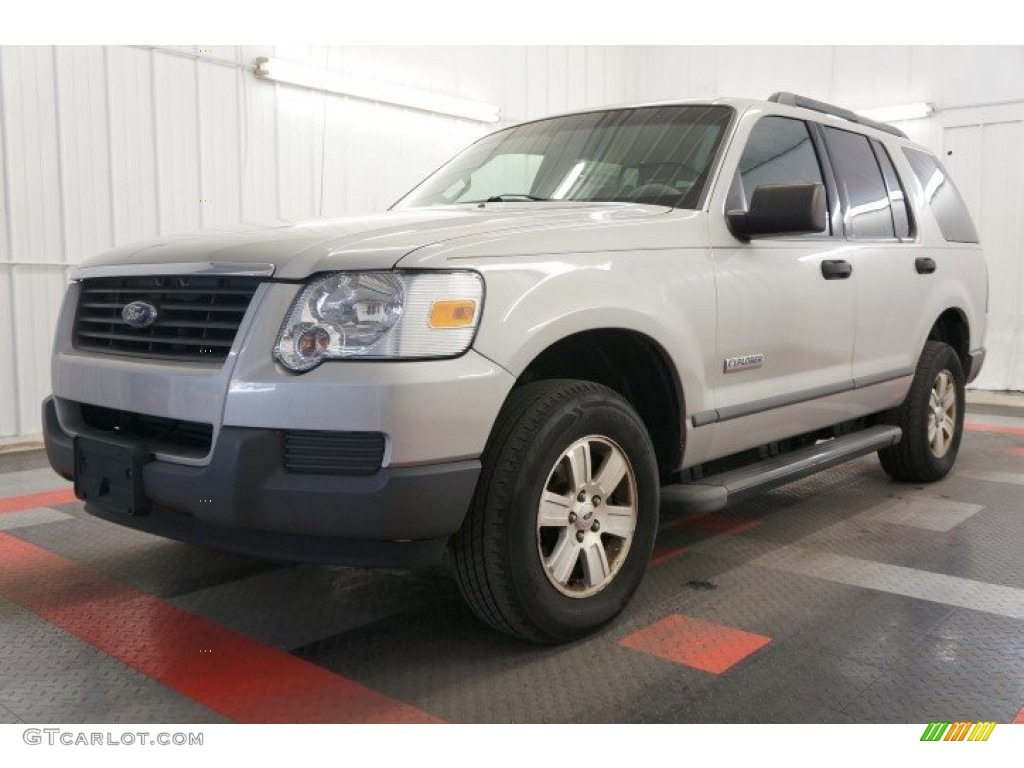 2006 Explorer XLS 4x4 - Silver Birch Metallic / Camel photo #2