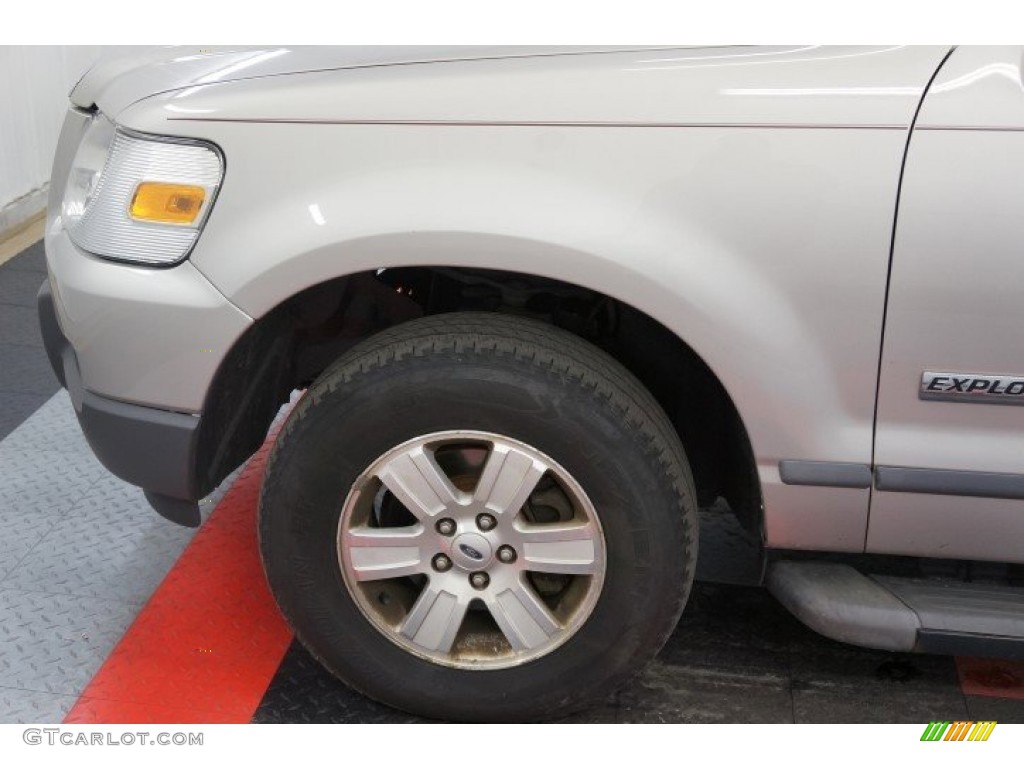 2006 Explorer XLS 4x4 - Silver Birch Metallic / Camel photo #59