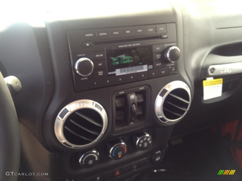 2015 Jeep Wrangler Unlimited Rubicon 4x4 Controls Photo #97002726
