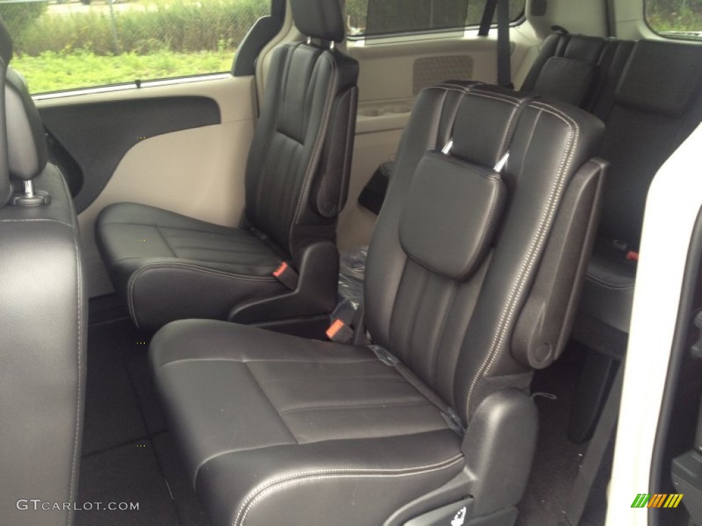 2015 Chrysler Town & Country Touring Rear Seat Photo #97003179