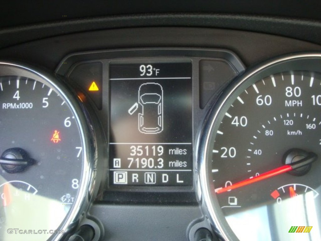 2011 Rogue SV AWD - Pearl White / Black photo #10