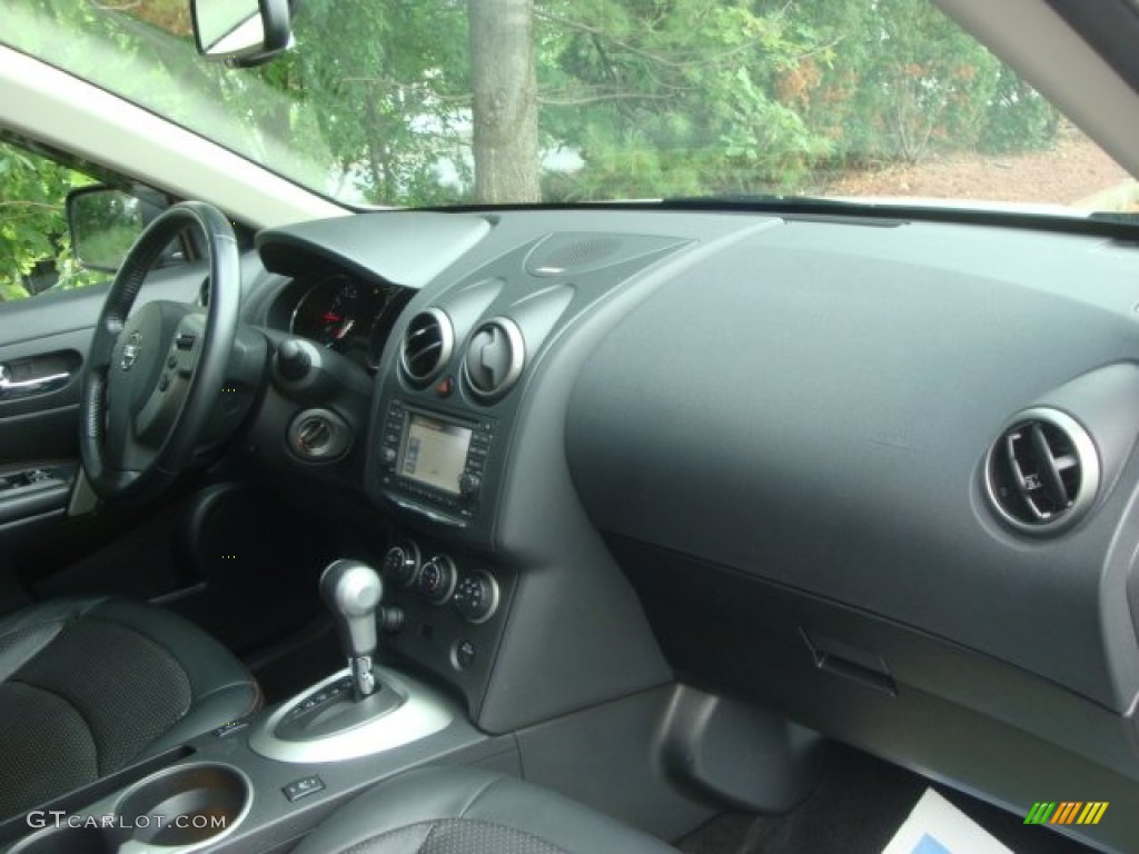 2011 Rogue SV AWD - Pearl White / Black photo #17