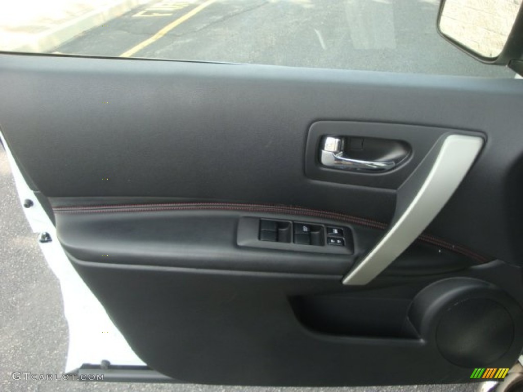 2011 Rogue SV AWD - Pearl White / Black photo #23