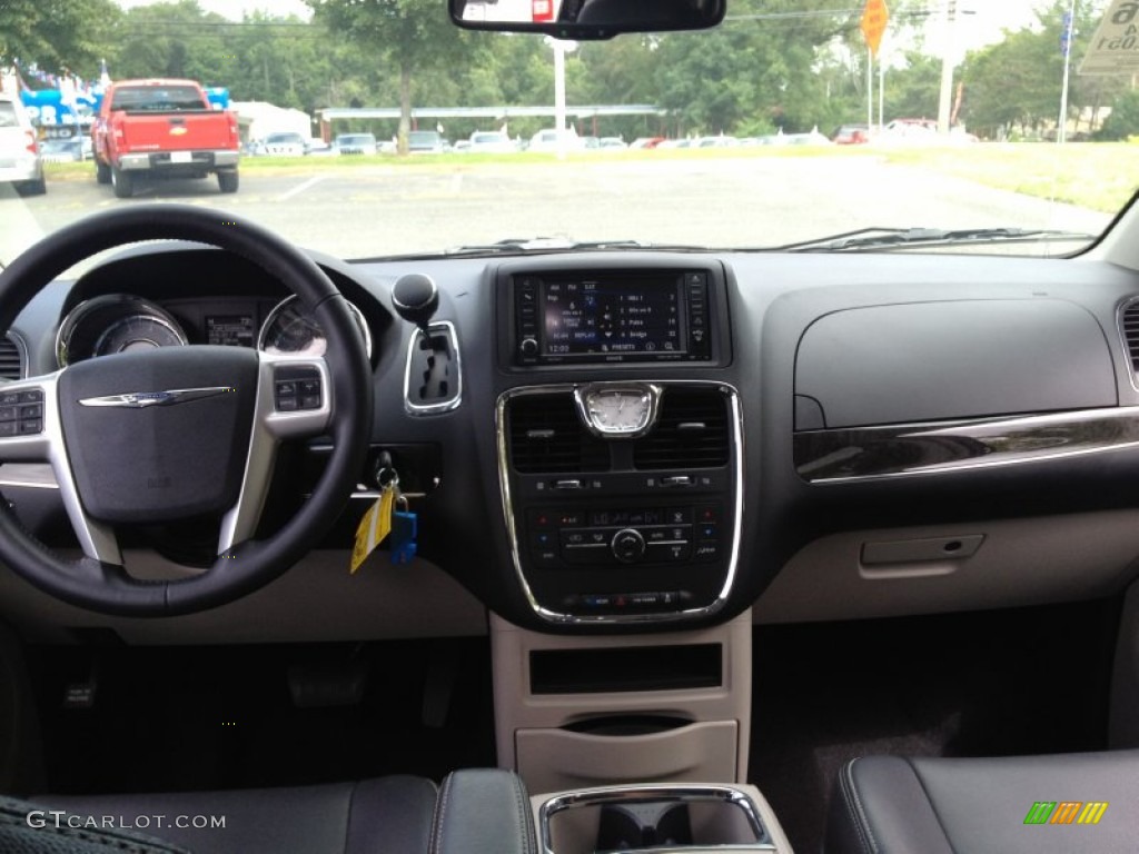 2014 Town & Country Touring - Brilliant Black Crystal Pearl / Black/Light Graystone photo #14