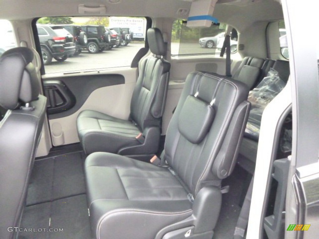 2015 Chrysler Town & Country Touring Rear Seat Photo #97163540