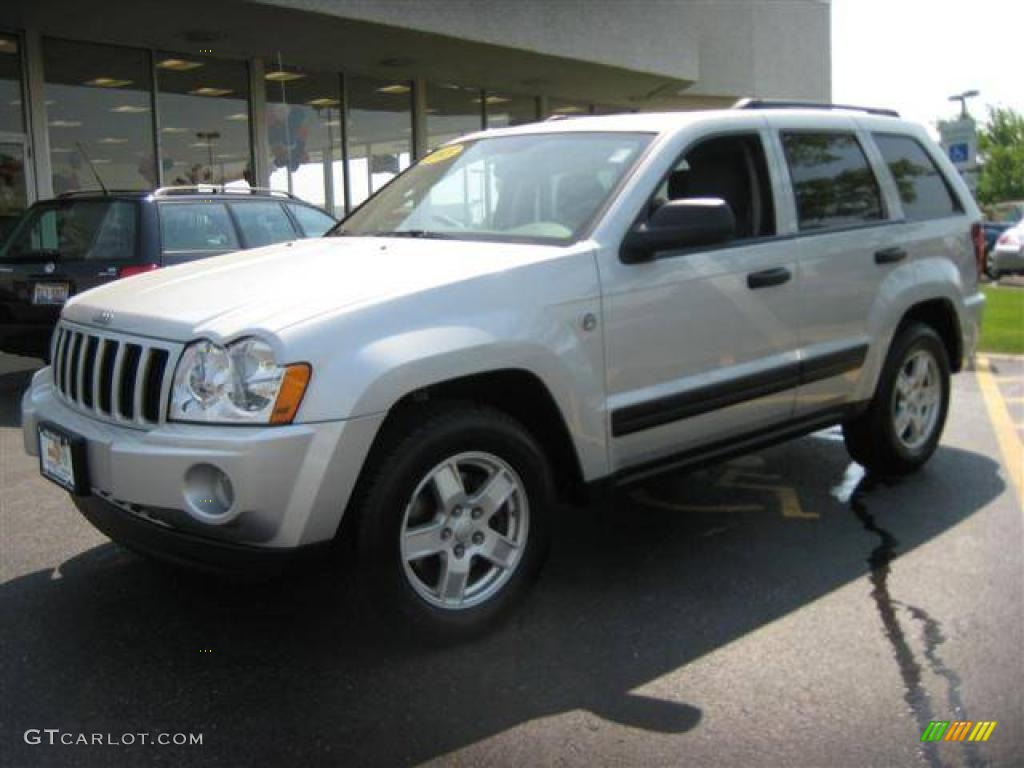 Bright Silver Metallic Jeep Grand Cherokee