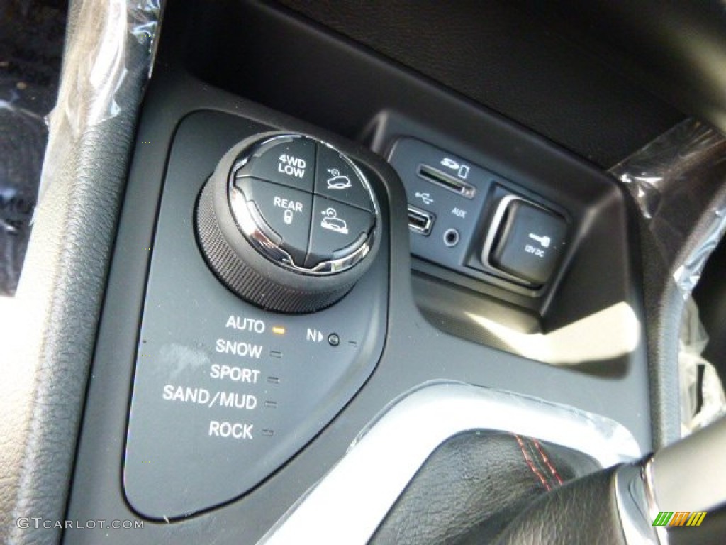 2015 Jeep Cherokee Trailhawk 4x4 Controls Photo #97165565