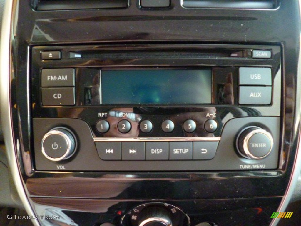 2015 Nissan Versa Note SR Audio System Photos