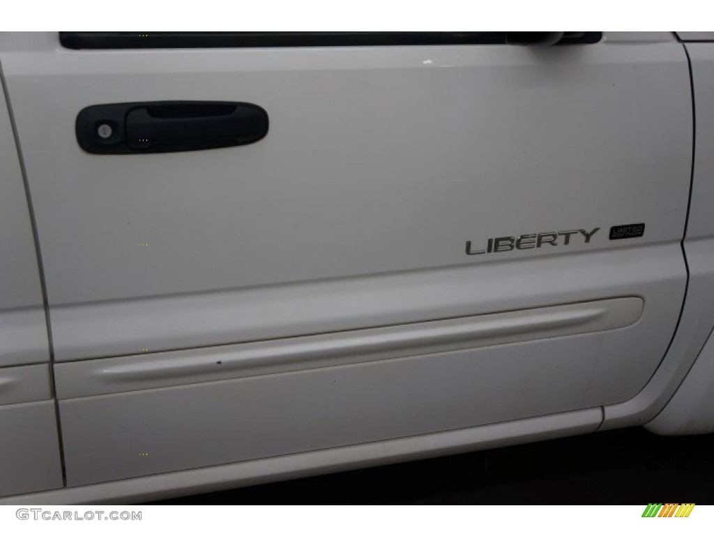 2002 Liberty Limited 4x4 - Stone White / Taupe photo #57