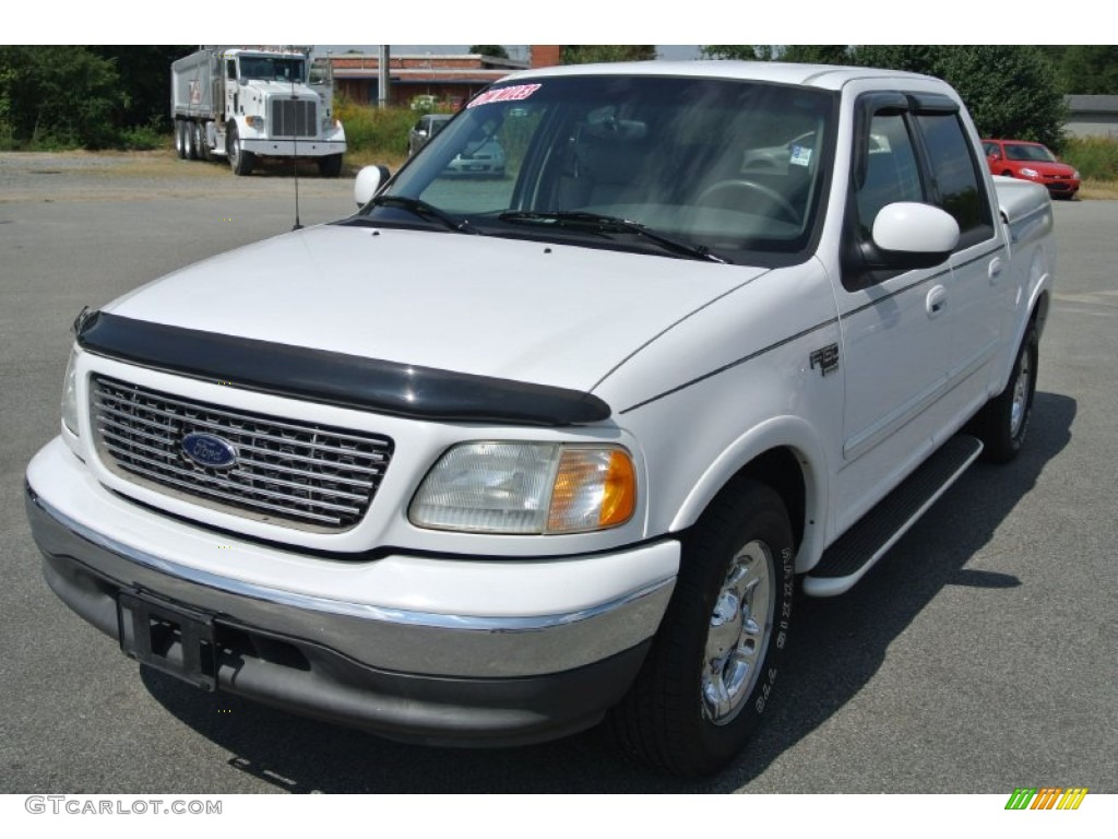 2002 F150 Lariat SuperCrew - Oxford White / Medium Graphite photo #2