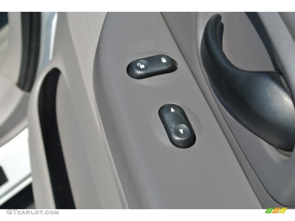 2002 F150 Lariat SuperCrew - Oxford White / Medium Graphite photo #22
