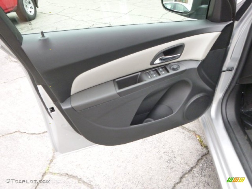 2014 Cruze LS - Silver Ice Metallic / Jet Black/Medium Titanium photo #11