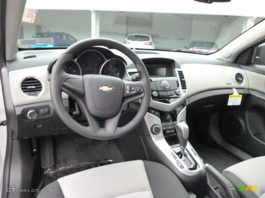 2014 Cruze LS - Silver Ice Metallic / Jet Black/Medium Titanium photo #14