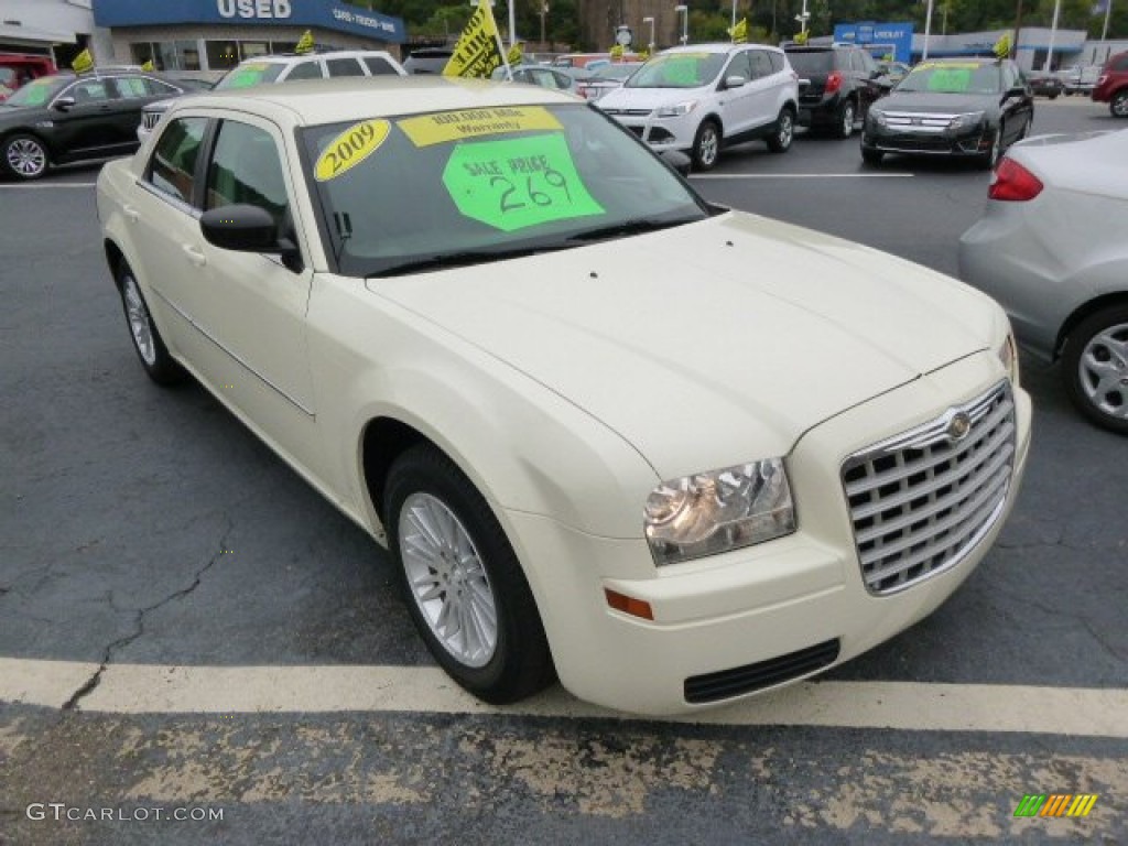 2009 300 LX - Cool Vanilla White / Dark Khaki/Light Graystone photo #2