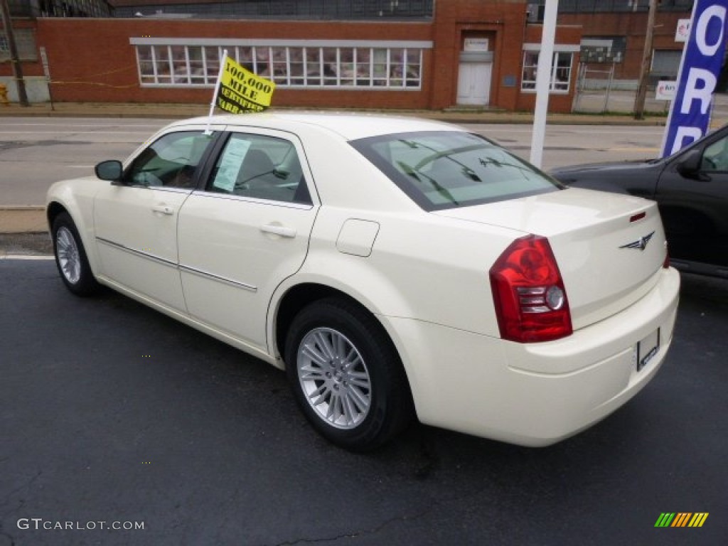 2009 300 LX - Cool Vanilla White / Dark Khaki/Light Graystone photo #6