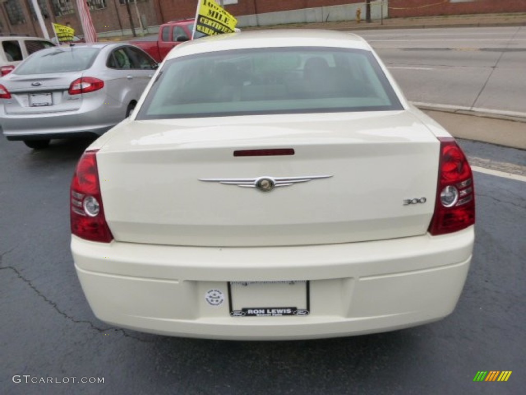 2009 300 LX - Cool Vanilla White / Dark Khaki/Light Graystone photo #7