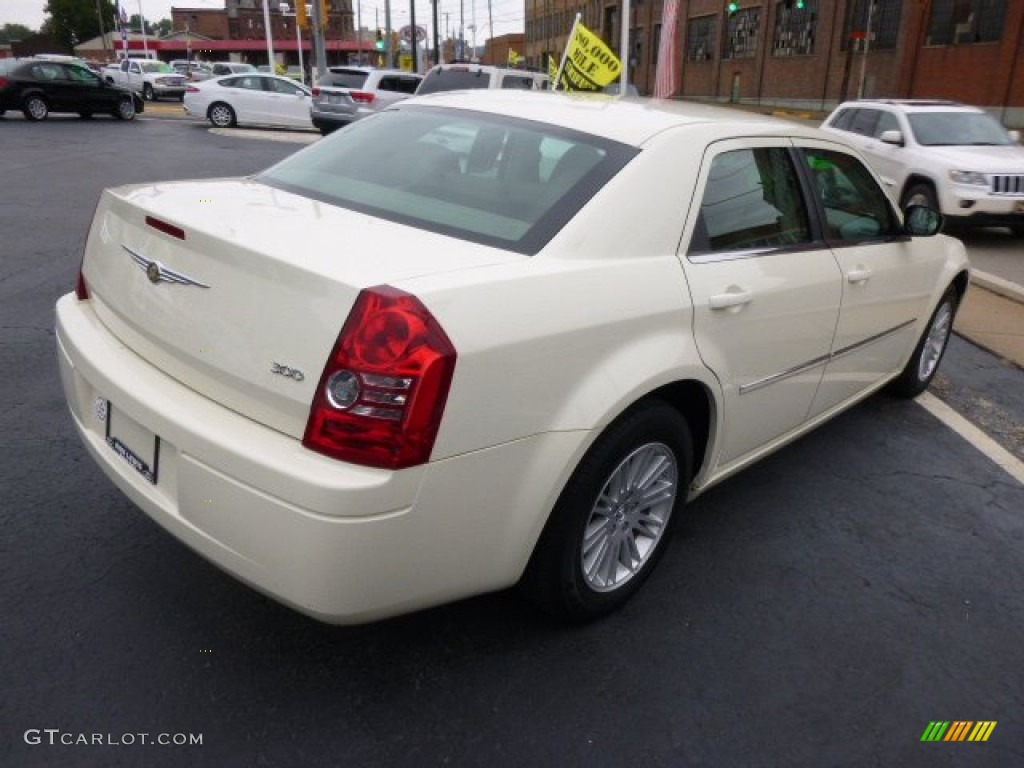 2009 300 LX - Cool Vanilla White / Dark Khaki/Light Graystone photo #8