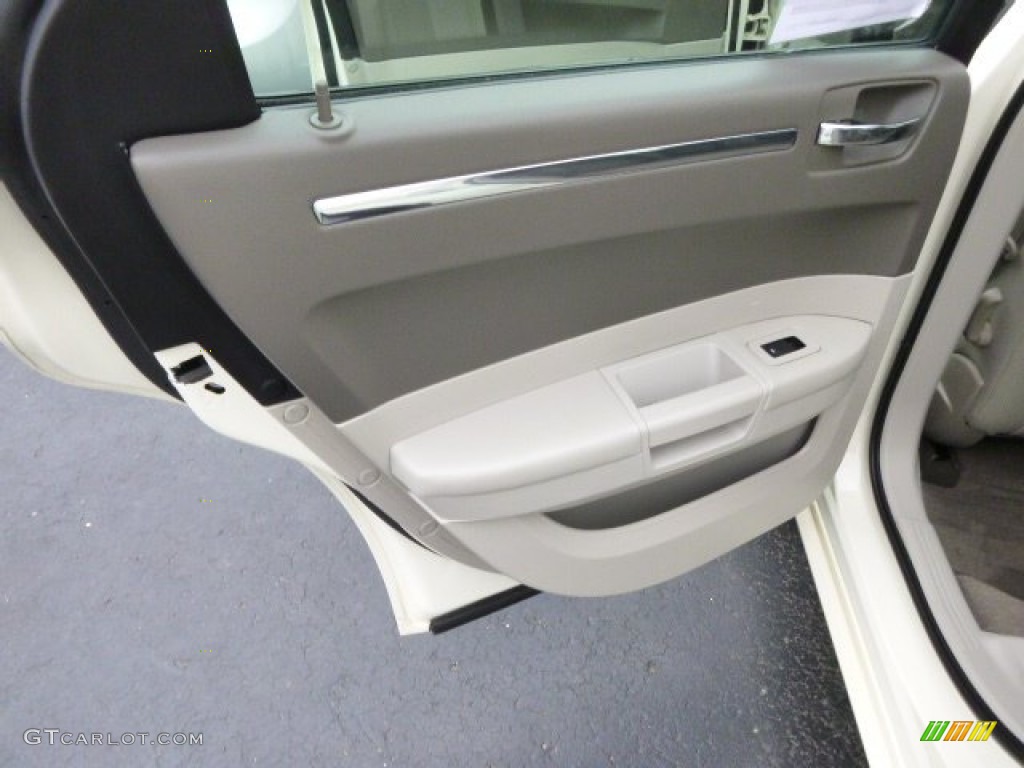 2009 300 LX - Cool Vanilla White / Dark Khaki/Light Graystone photo #13