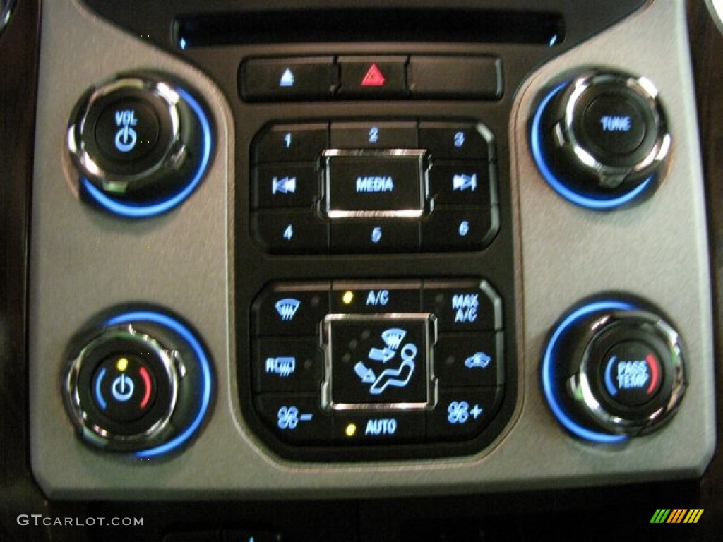 2014 F350 Super Duty Lariat Crew Cab 4x4 - Oxford White / Black photo #24