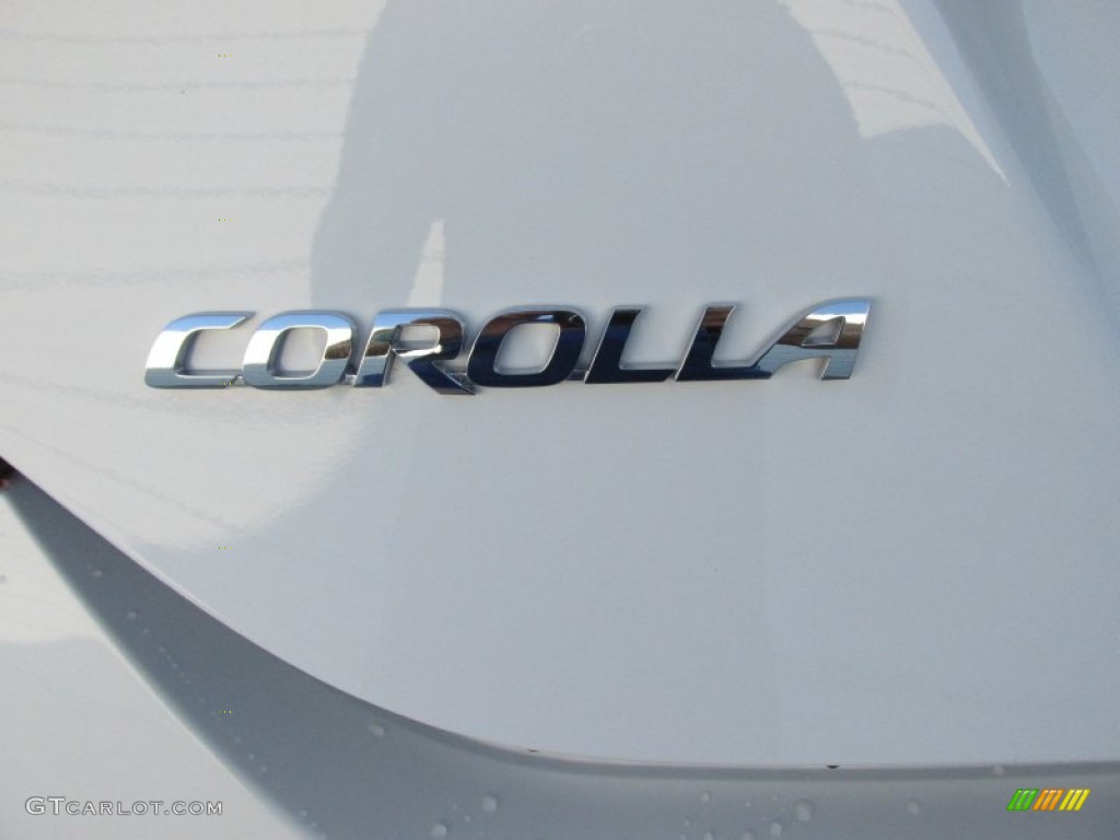 2015 Toyota Corolla L Marks and Logos Photos