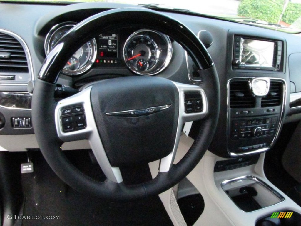 2015 Chrysler Town & Country Limited Platinum Dashboard Photos