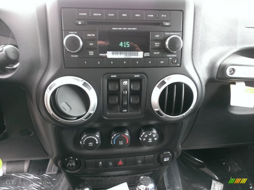 2015 Jeep Wrangler Unlimited Rubicon 4x4 Controls Photo #97285494