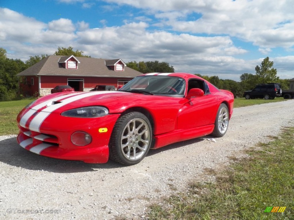 Dodge Viper красный