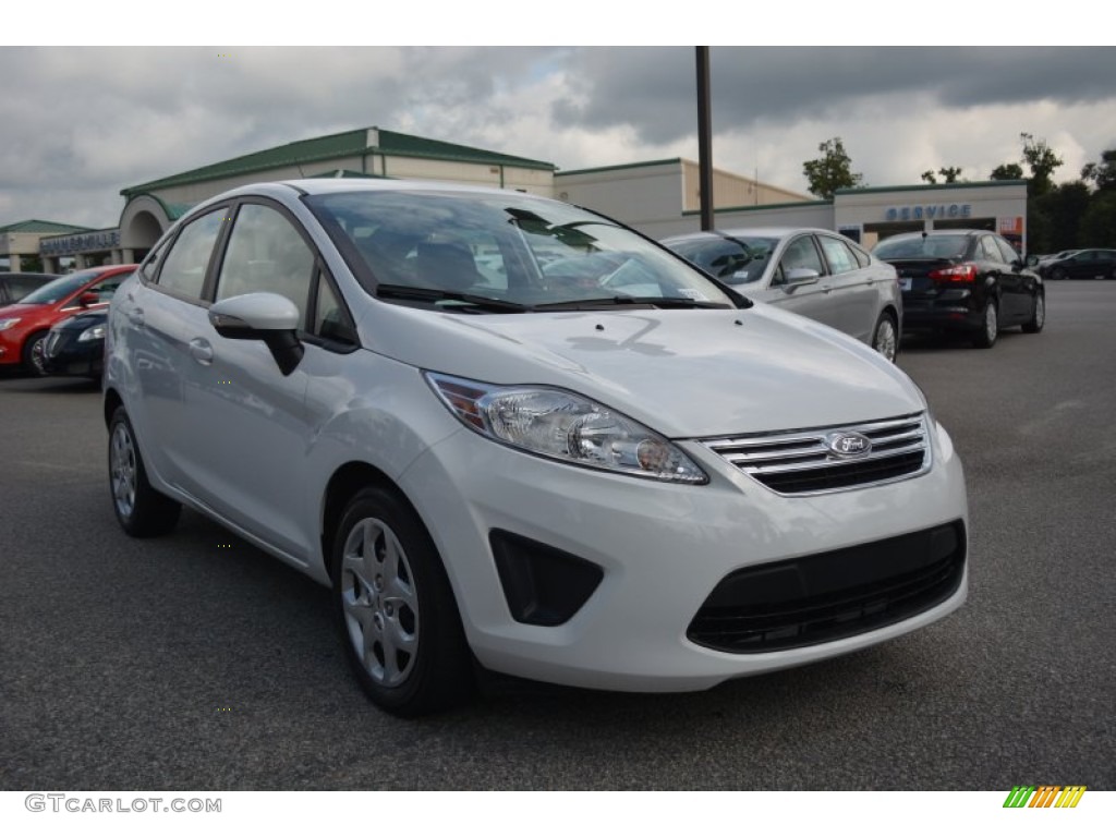 2013 Fiesta SE Sedan - Oxford White / Charcoal Black/Light Stone photo #1