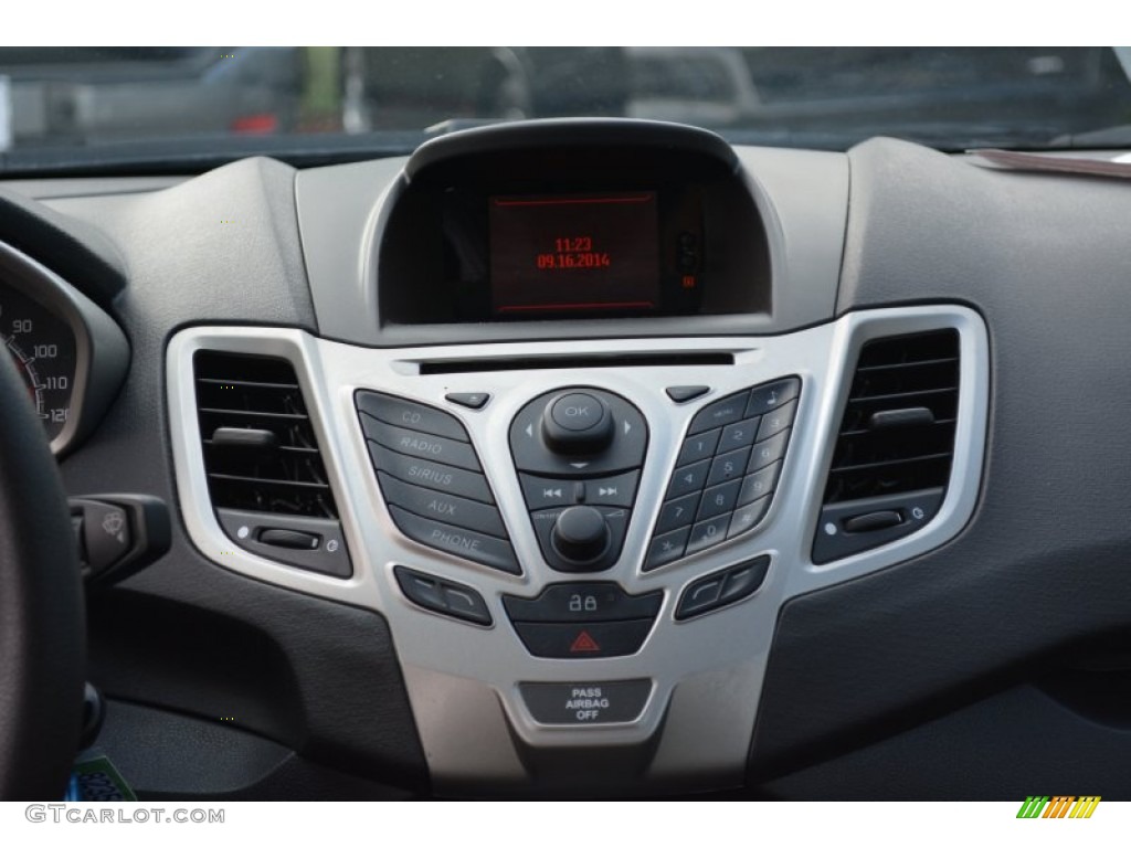 2013 Fiesta SE Sedan - Oxford White / Charcoal Black/Light Stone photo #14