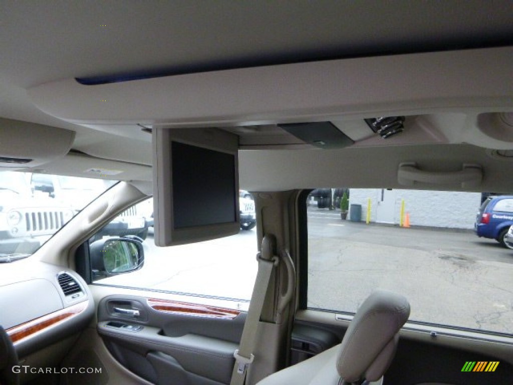 2015 Chrysler Town & Country Limited Platinum Entertainment System Photos
