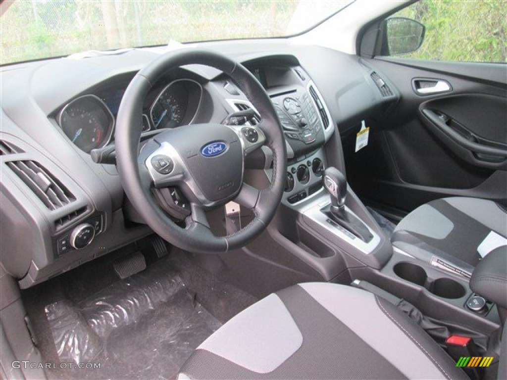 2014 Focus SE Sedan - Sterling Gray / Charcoal Black photo #15