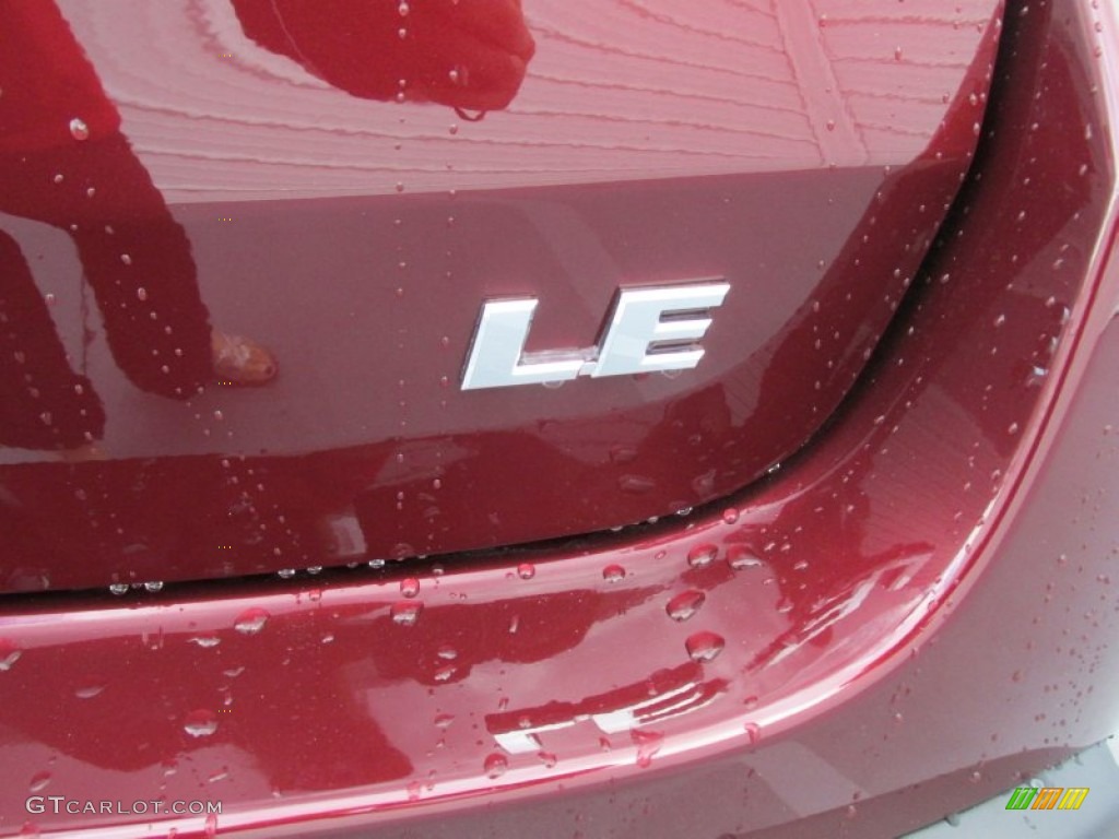 2015 Toyota Highlander LE Marks and Logos Photos