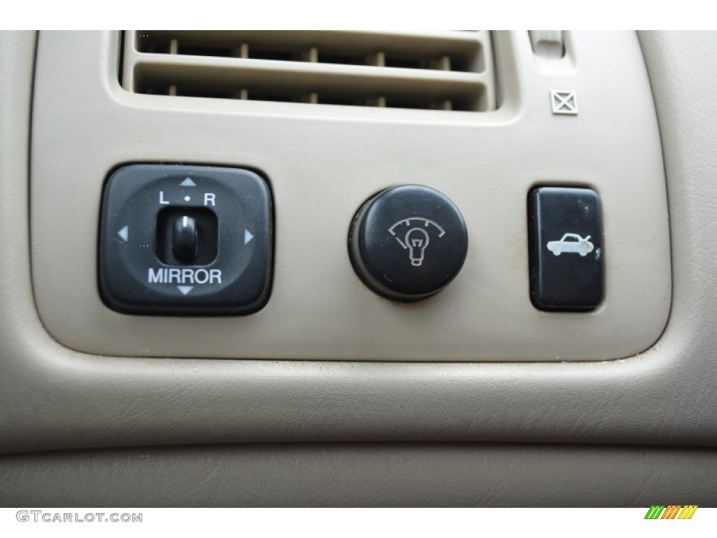 2002 Toyota Avalon XLS Controls Photo #97377330