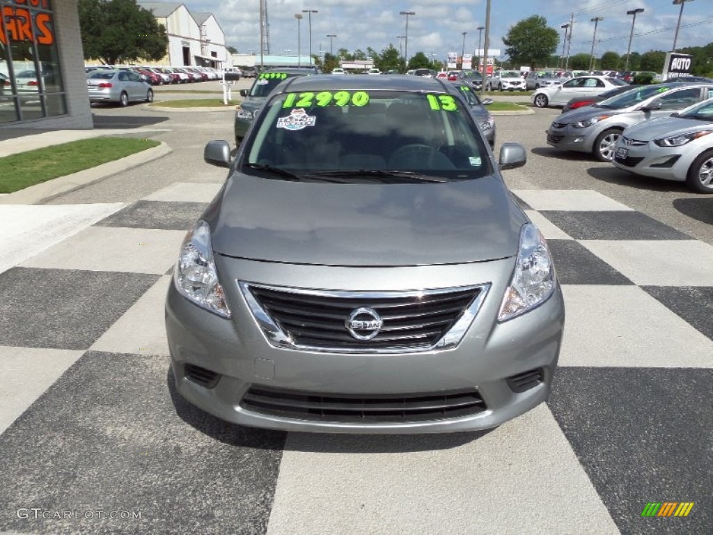 2013 Versa 1.6 SV Sedan - Magnetic Gray / Charcoal photo #2