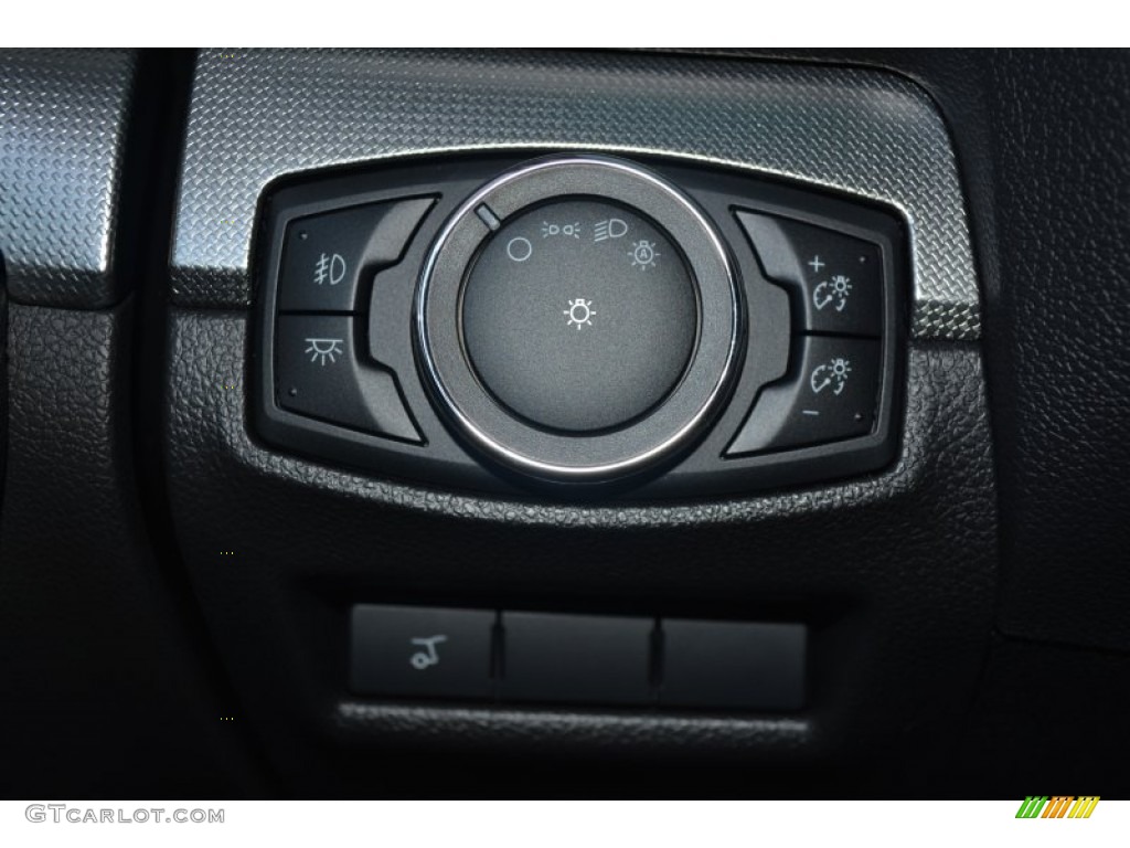 2015 Explorer XLT - White Platinum / Charcoal Black photo #25